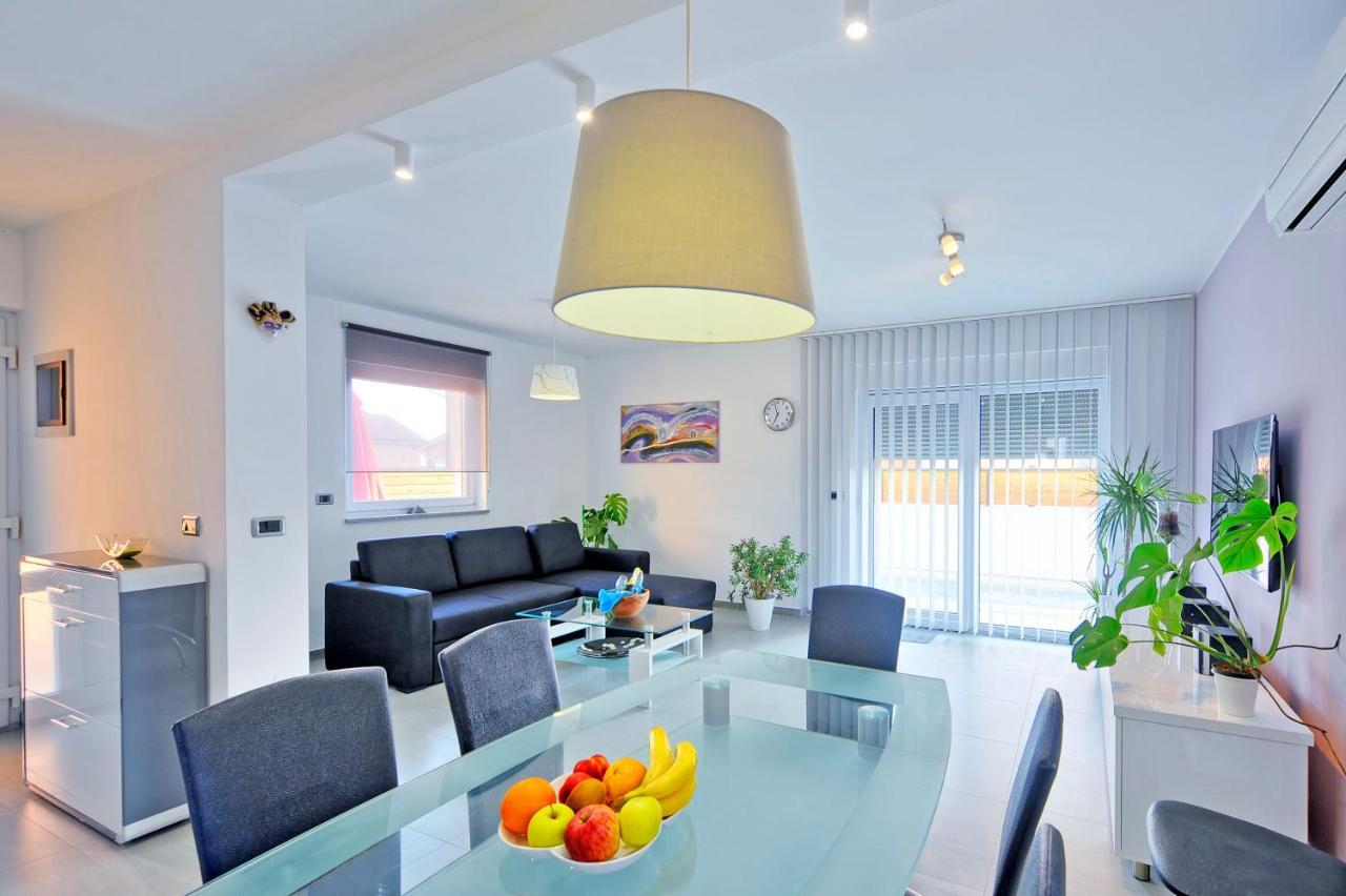 Villa With Private Pool In Village Jadreski พูลา ภายนอก รูปภาพ